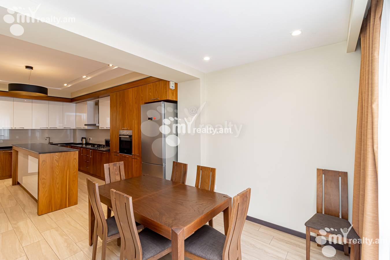 3 սենյականոց բնակարան  Հանրապետության փող, Կենտրոն Երևան, 143019