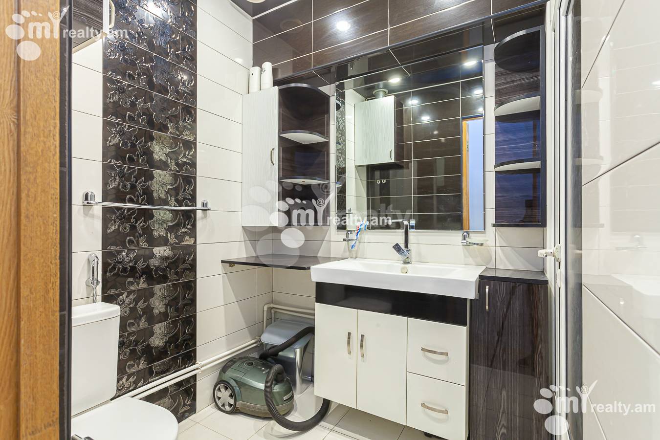 Купить 4 комнатную квартиру Паронян ул, Центр Ереван, 148996