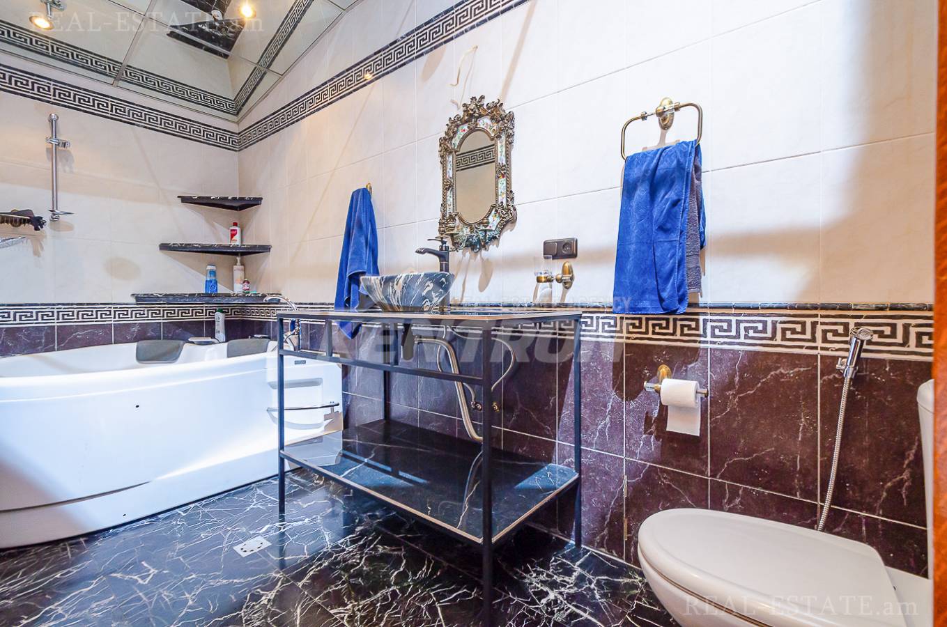 Купить 5 комнатную квартиру Мгер Мкртчян ул, Центр Ереван, 143829