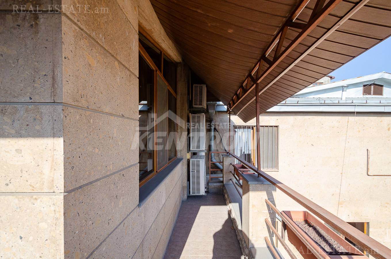 Купить 5 комнатную квартиру Мгер Мкртчян ул, Центр Ереван, 143829