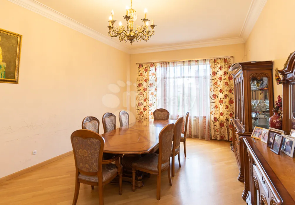 5 bedroom apartment for sale Zakyan St, Center Yerevan, 160371