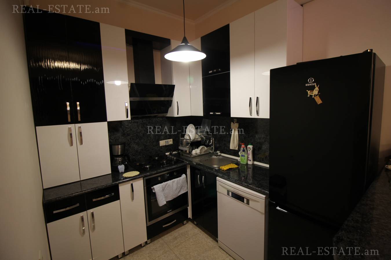 3 սենյականոց բնակարան  Մաշտոցի պող, Կենտրոն Երևան, 85314