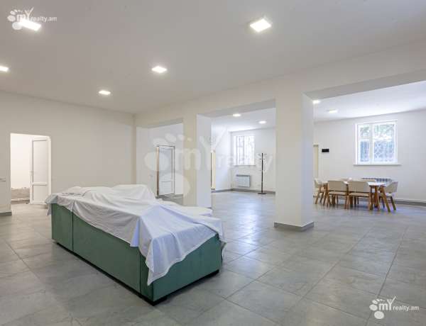 arandznatun-vacharq-Yerevan-Erebuni