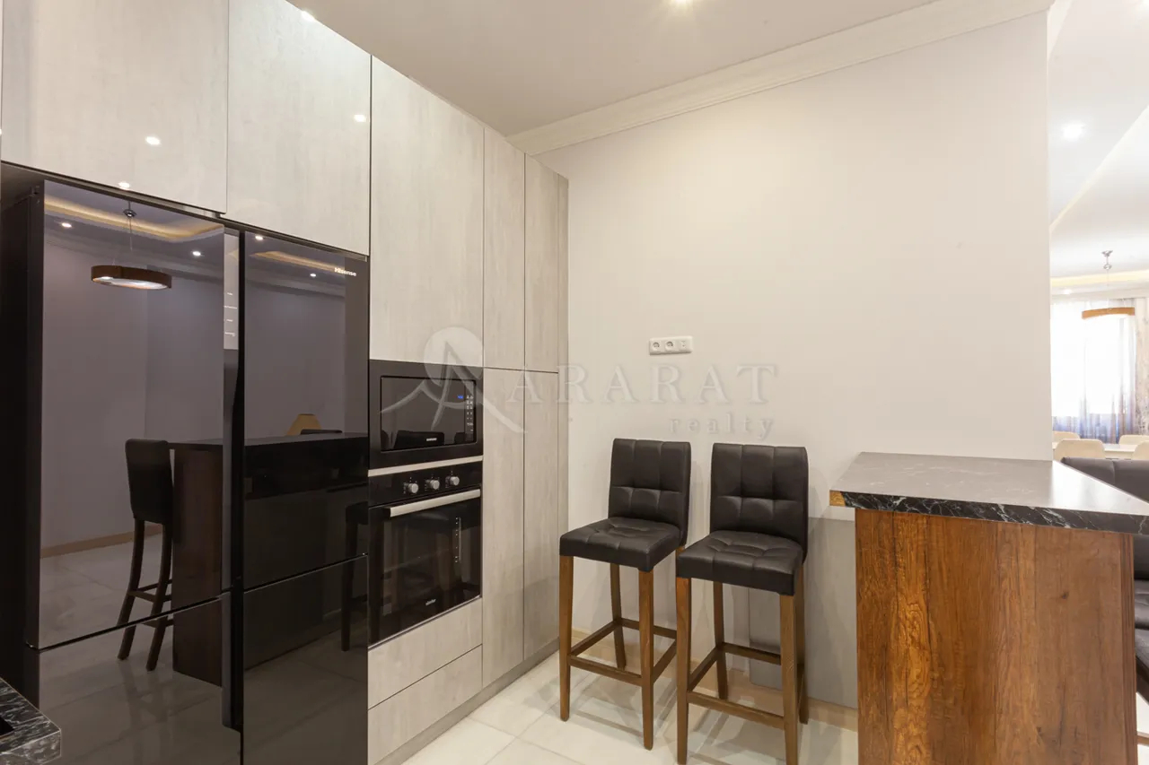 3 սենյականոց բնակարան  Ամիրյան փող, Կենտրոն Երևան, 159135