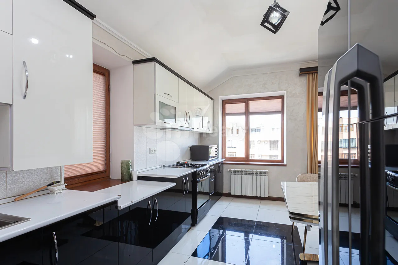 4 bedroom apartment for sale Antarayin St, Center Yerevan, 160812
