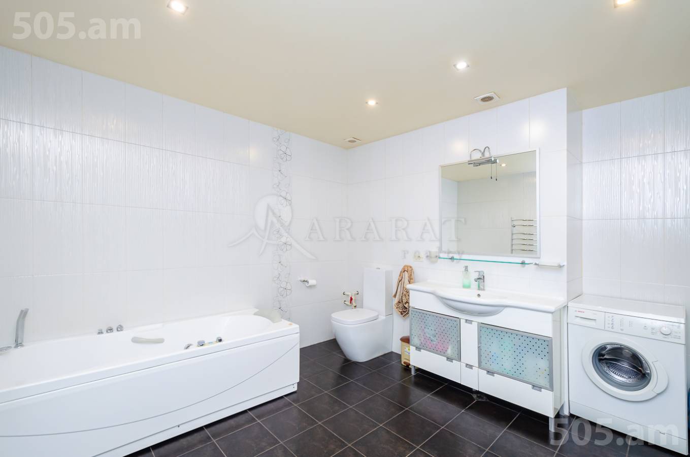 4 սենյականոց բնակարան  Մաշտոցի պող, Կենտրոն Երևան, 151749