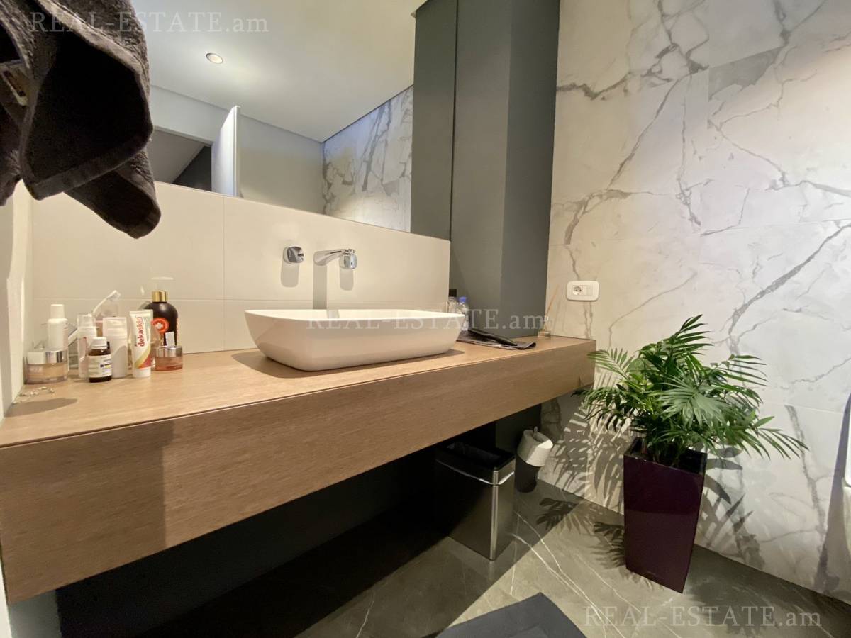 Купить 4 комнатную квартиру Антараин ул, Центр Ереван, 107579