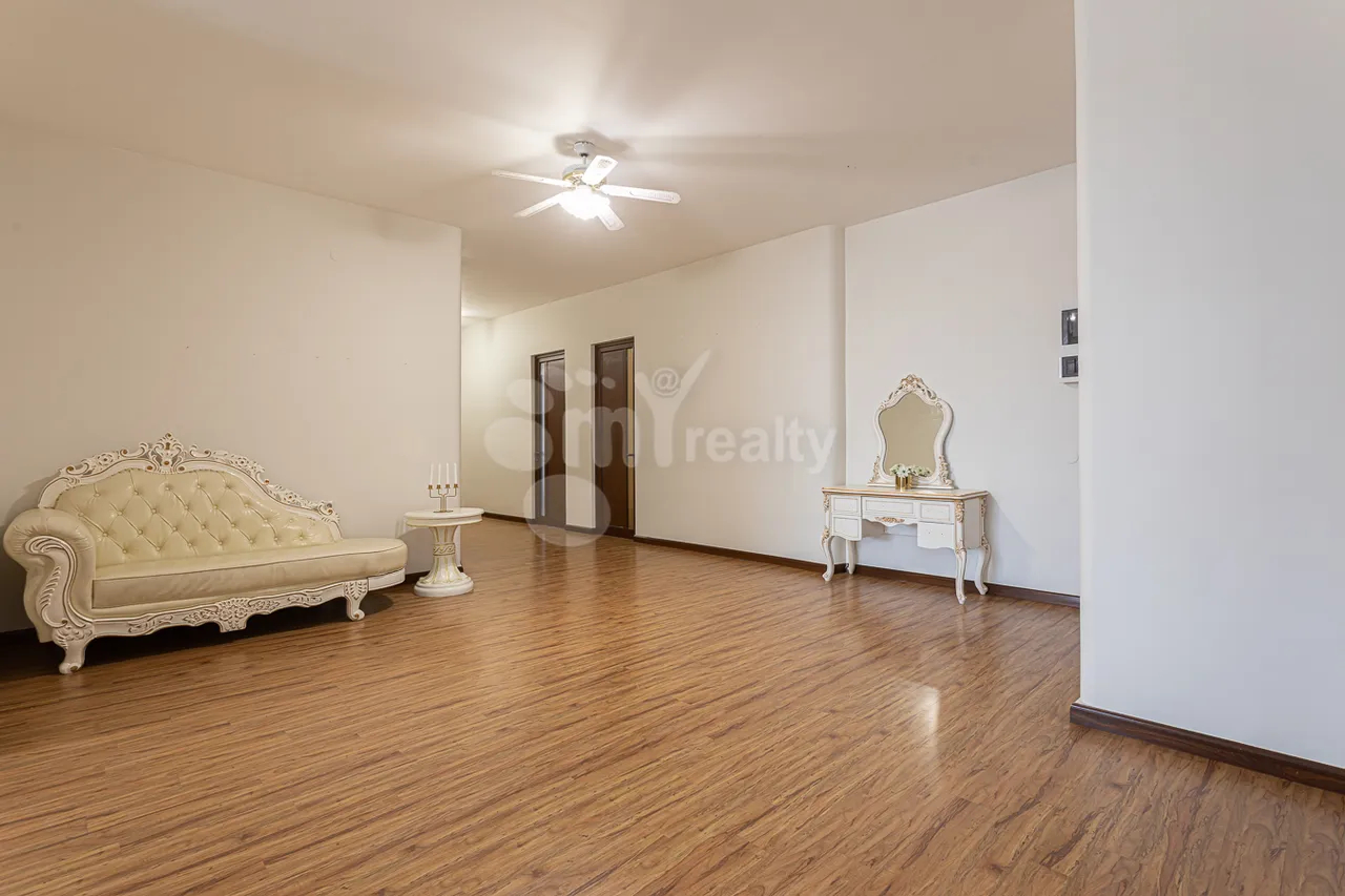 4 bedroom apartment for rent Amiryan St, Center Yerevan, 160919