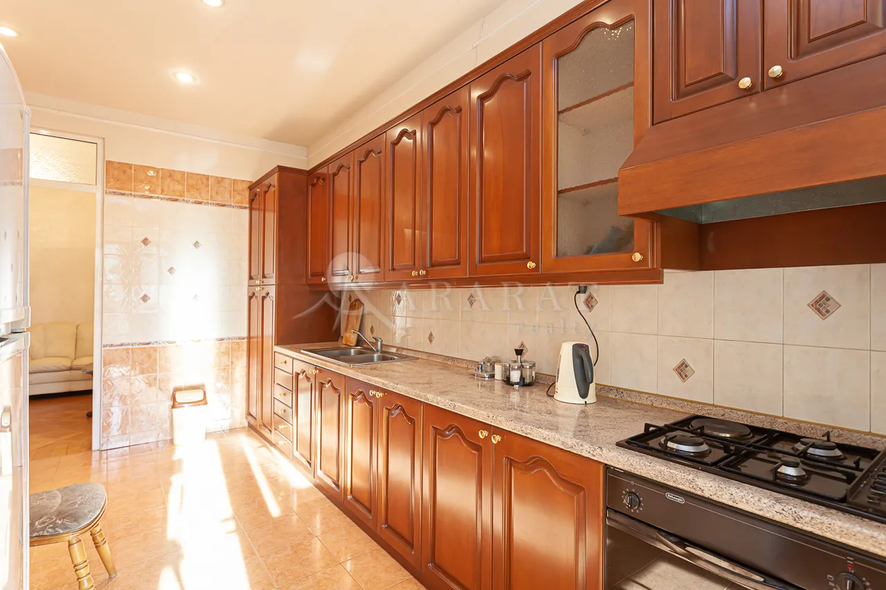 4 bedroom apartment for sale خیابان خانجیان, مرکز شهر ایروان, 161921