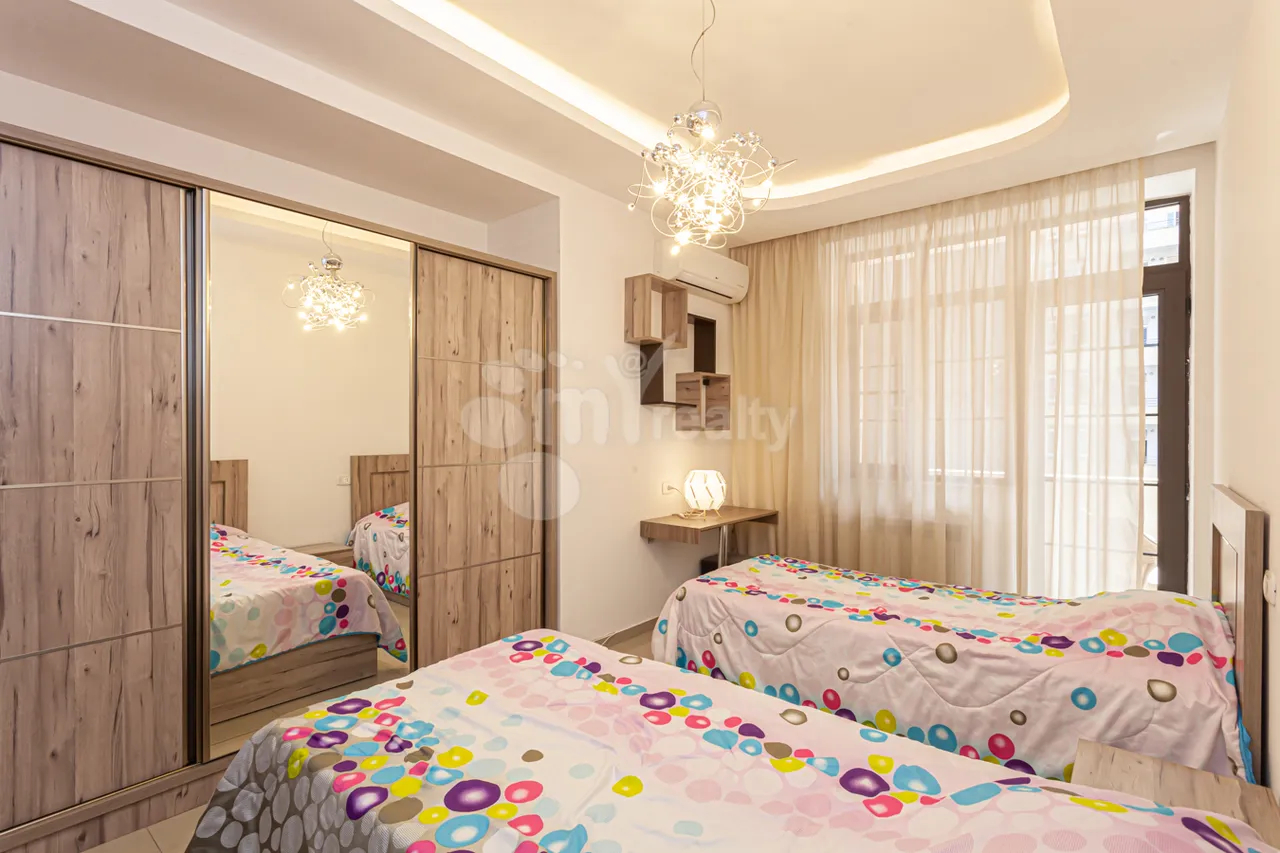 3 bedroom apartment for rent Abovyan St, Center Yerevan, 158979