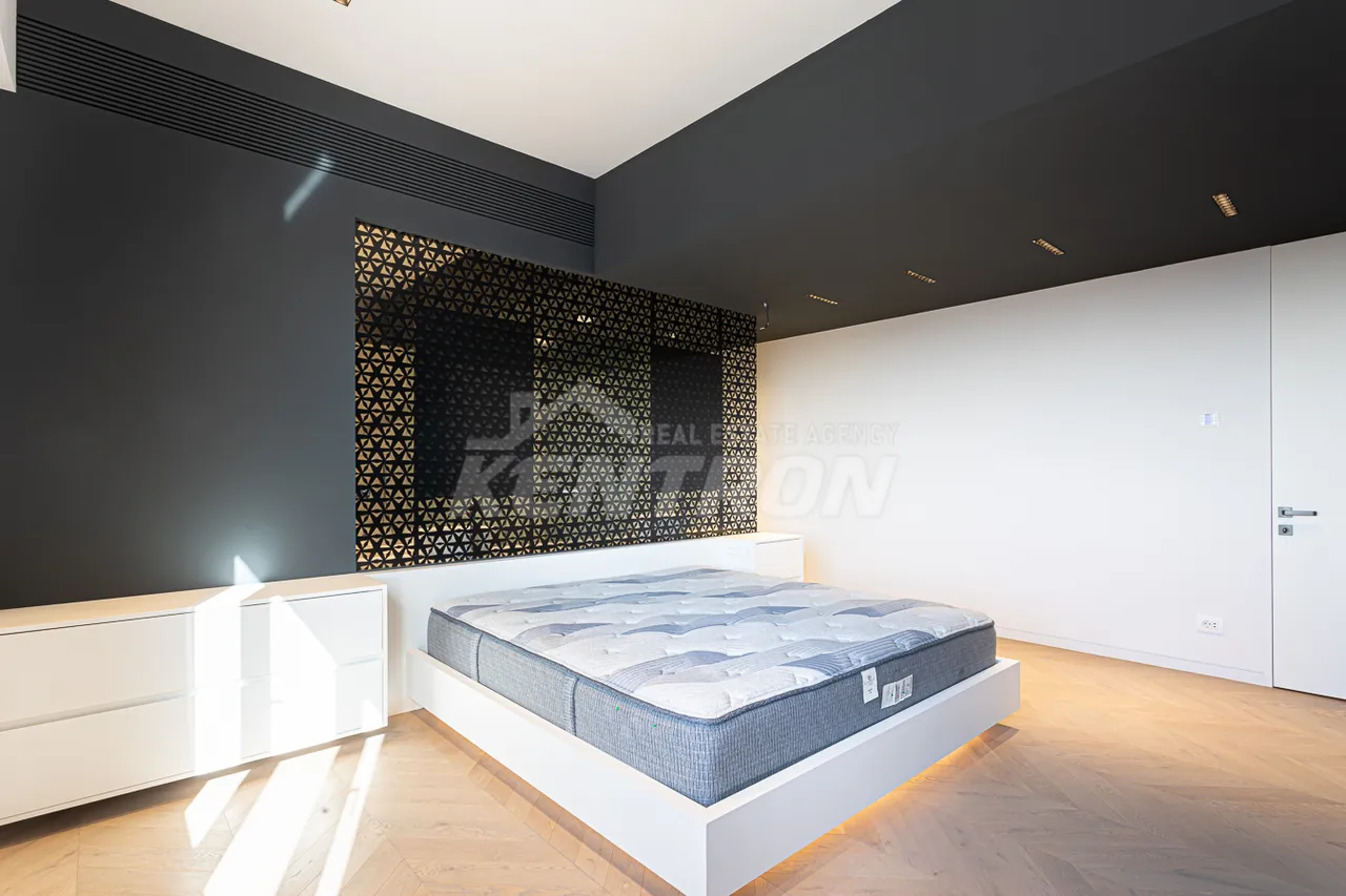 4 սենյականոց բնակարան  Պուշկինի փող, Կենտրոն Երևան, 157580