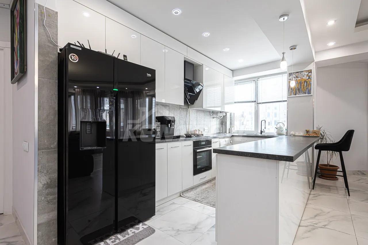 4 bedroom apartment for sale Frik St, Center Yerevan, 157945