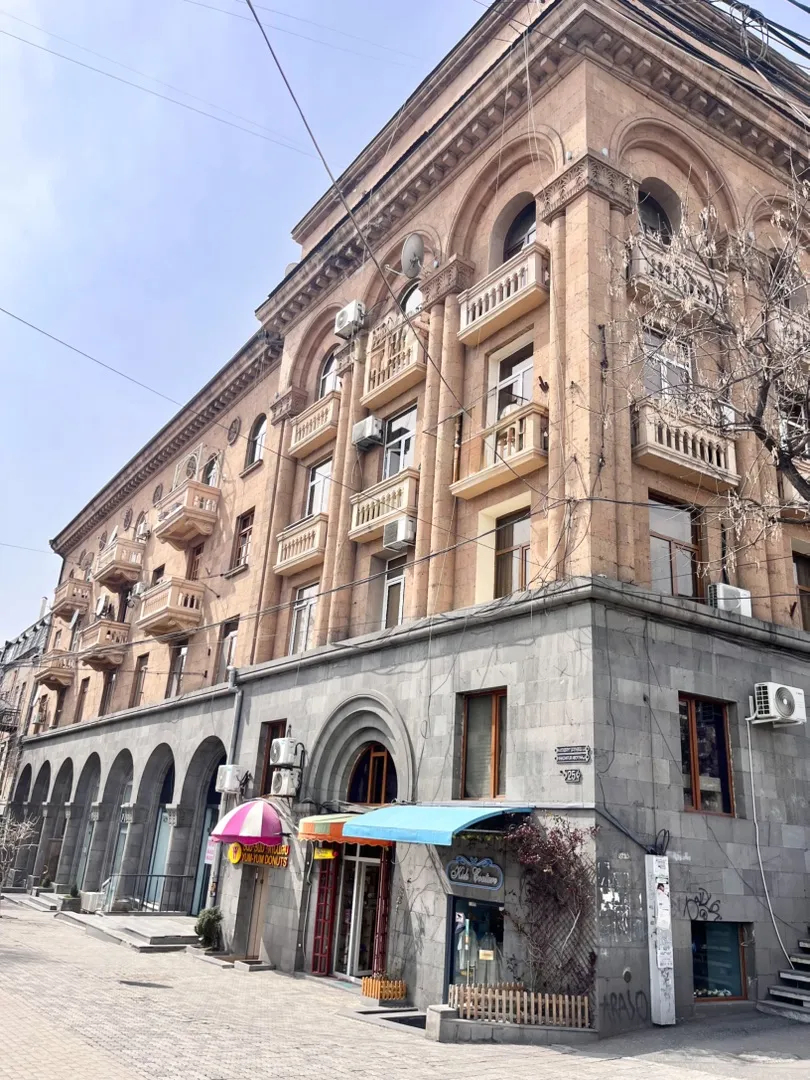 3 սենյականոց բնակարան  Աբովյան փող, Կենտրոն Երևան, 159901