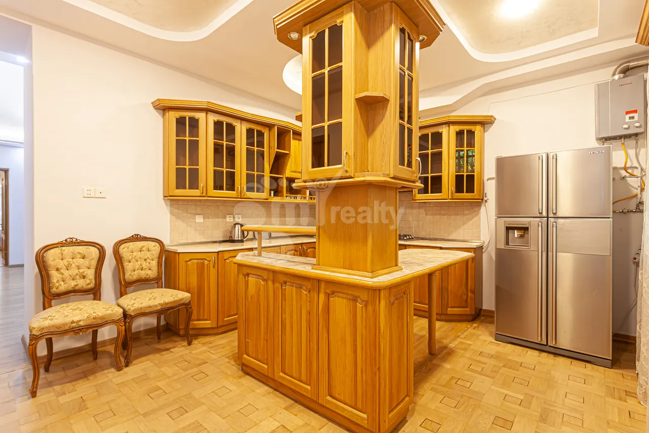 3 bedroom apartment for rent Abovyan St, Center Yerevan, 160742