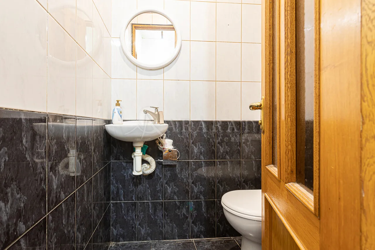 3 bedroom apartment for sale Paronyan St, Center Yerevan, 157420