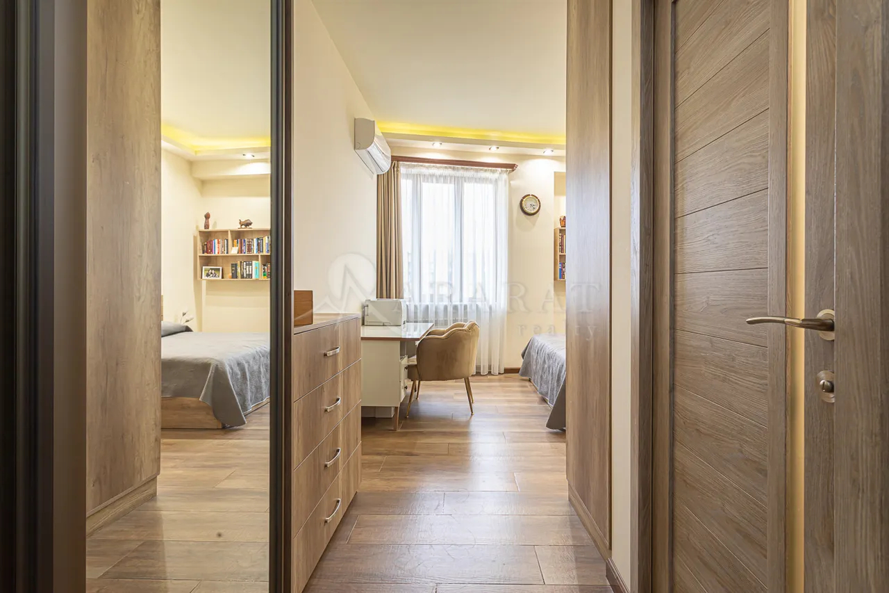 Купить 4 комнатную квартиру Екмалян ул, Центр Ереван, 158584