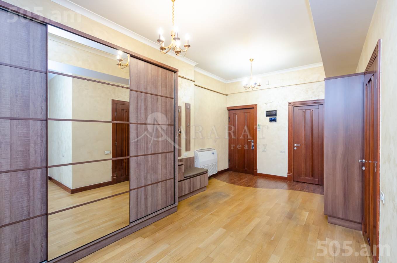 4 սենյականոց բնակարան  Մաշտոցի պող, Կենտրոն Երևան, 151749