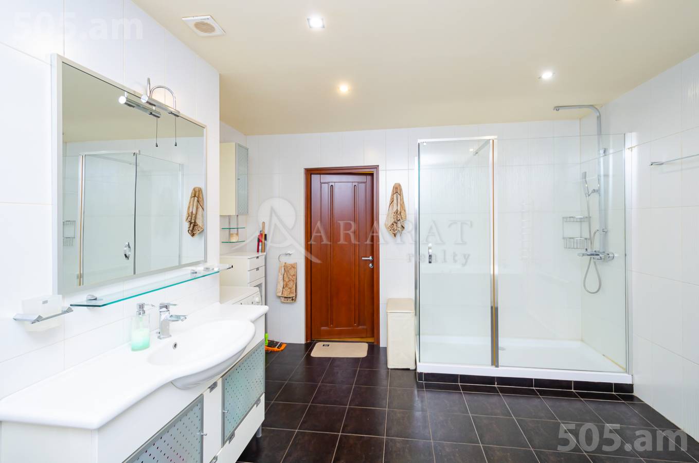 4 սենյականոց բնակարան  Մաշտոցի պող, Կենտրոն Երևան, 151749