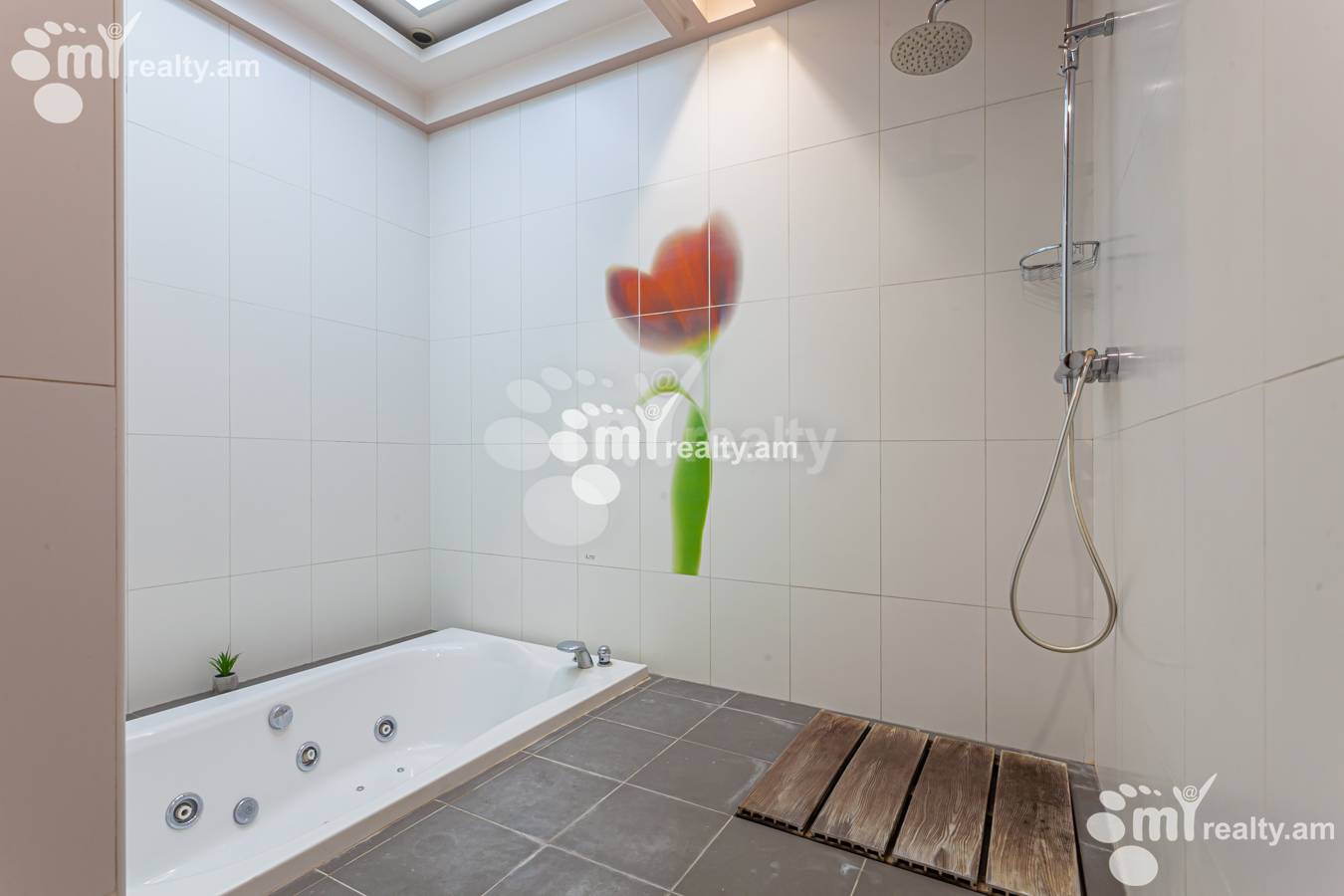 4 սենյականոց բնակարան  Իսահակյան փող, Կենտրոն Երևան, 151935