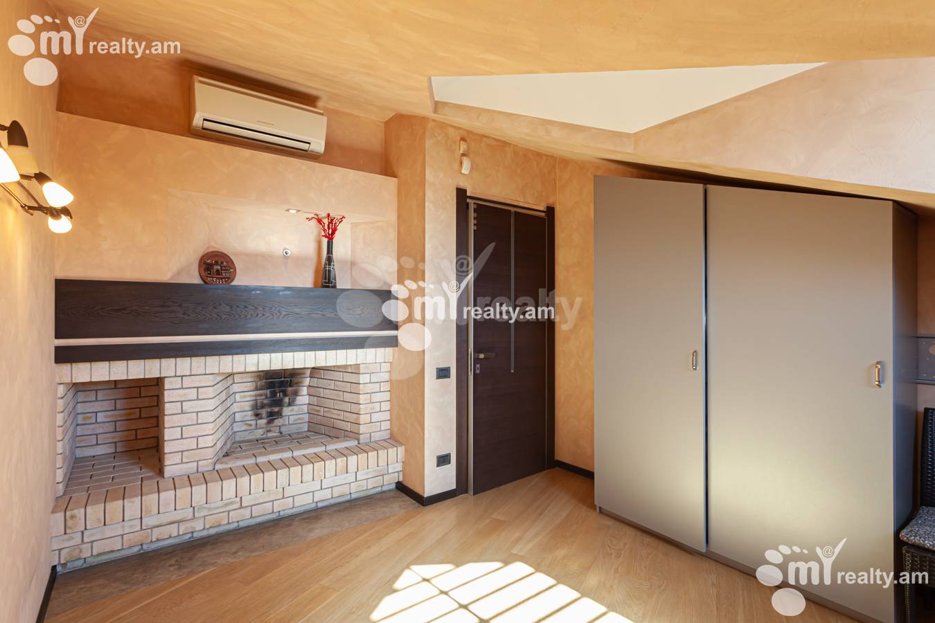 4 սենյականոց բնակարան  Իսահակյան փող, Կենտրոն Երևան, 151935