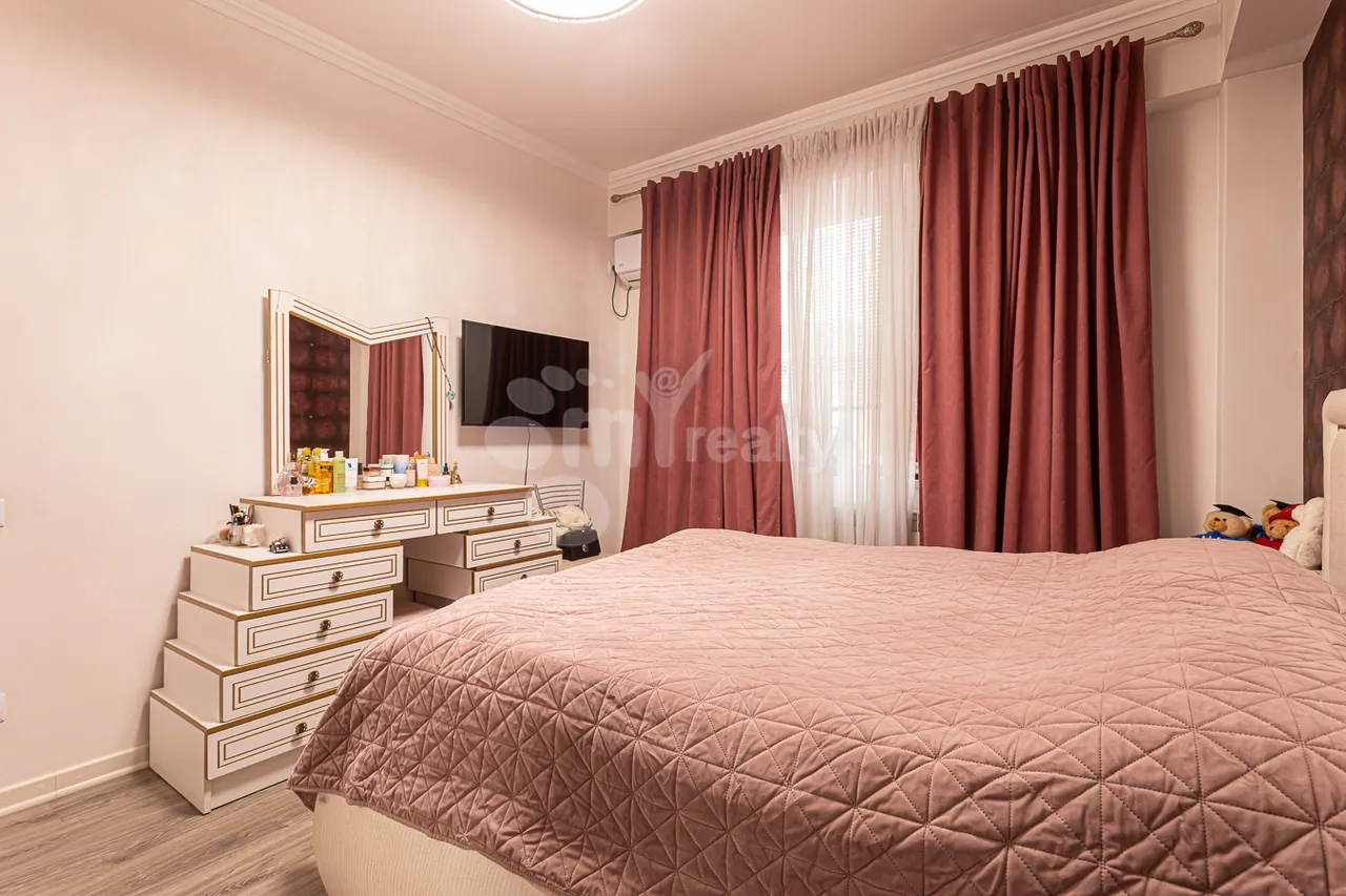 4 bedroom apartment for sale Frik St, Center Yerevan, 157947