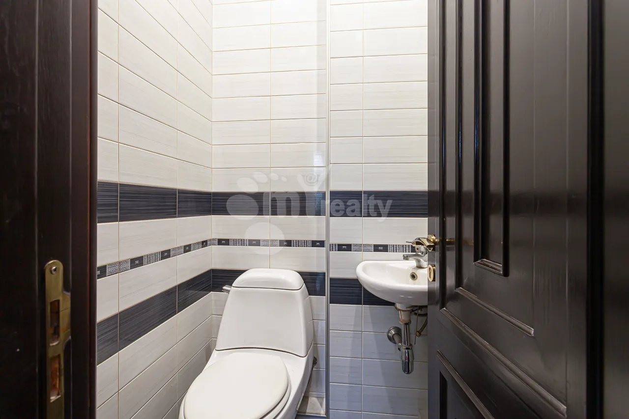 3 bedroom apartment for sale Baghramyan Ave (Kentron), Center Yerevan, 161298