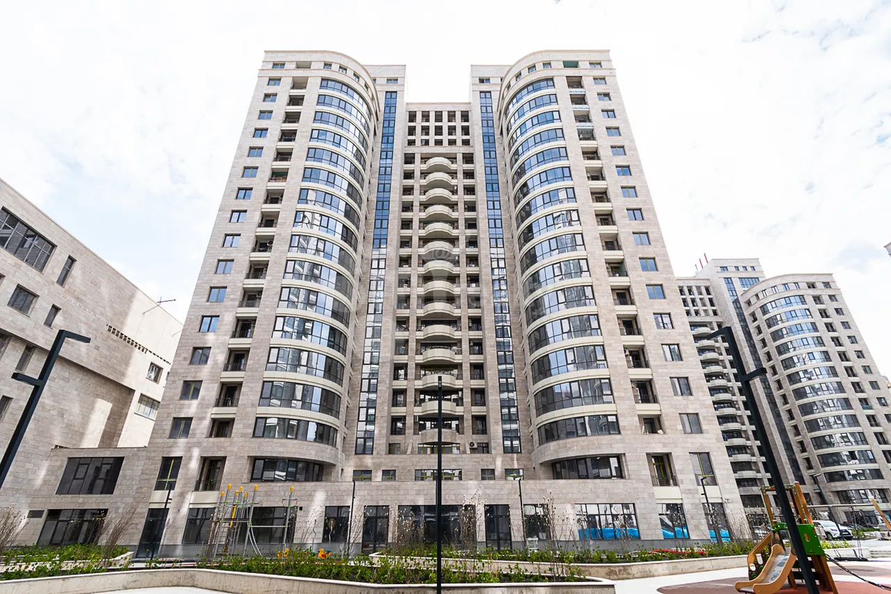 Купить 3 комнатную квартиру Аршакуняц пр, Центр Ереван, 160300