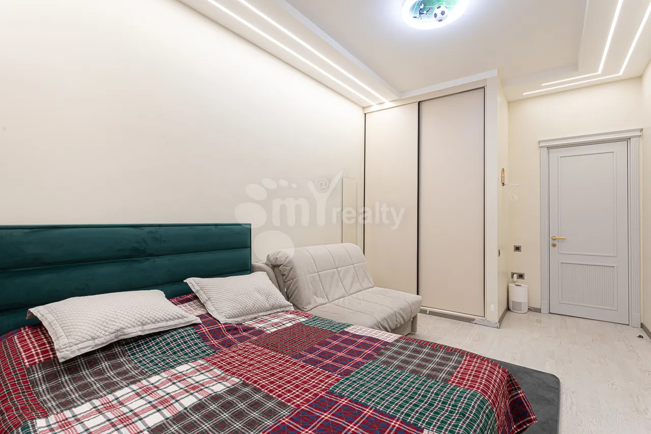 Купить 3 комнатную квартиру Бузанд ул, Центр Ереван, 159659