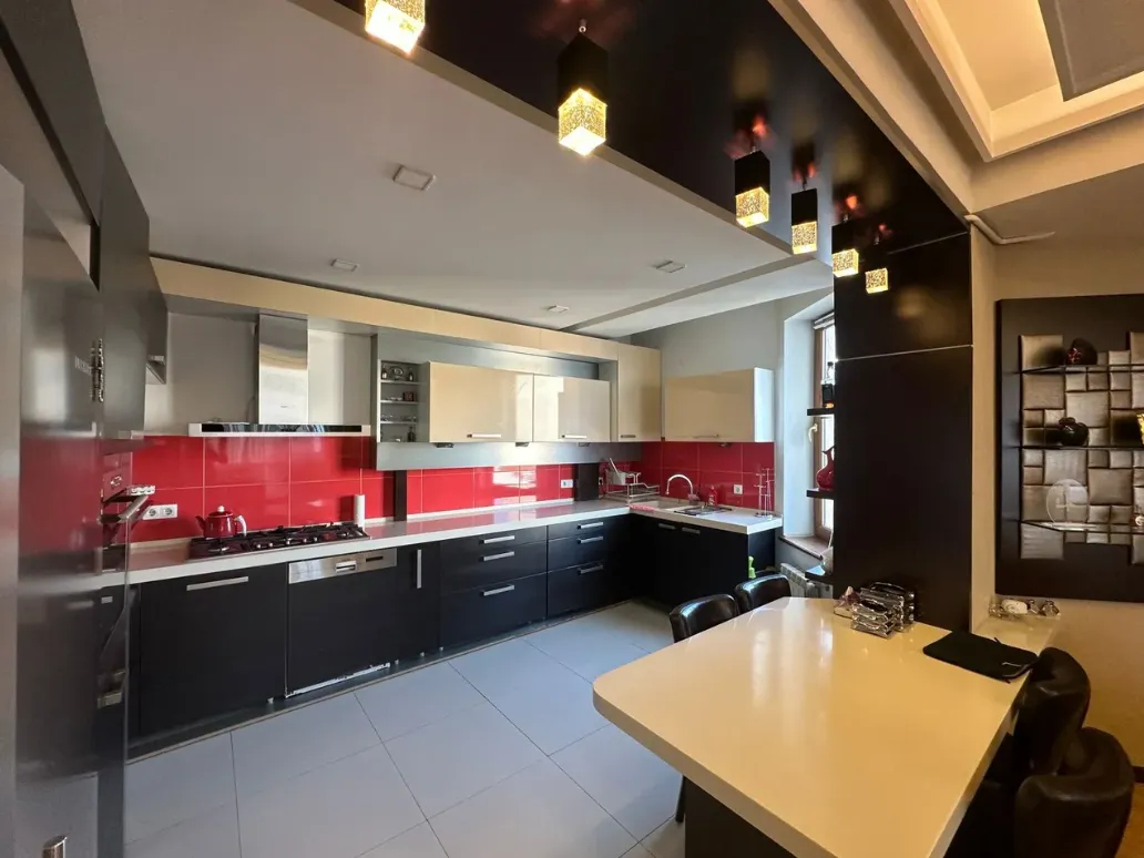 3 bedroom apartment for rent Antarayin St, Center Yerevan, 160318