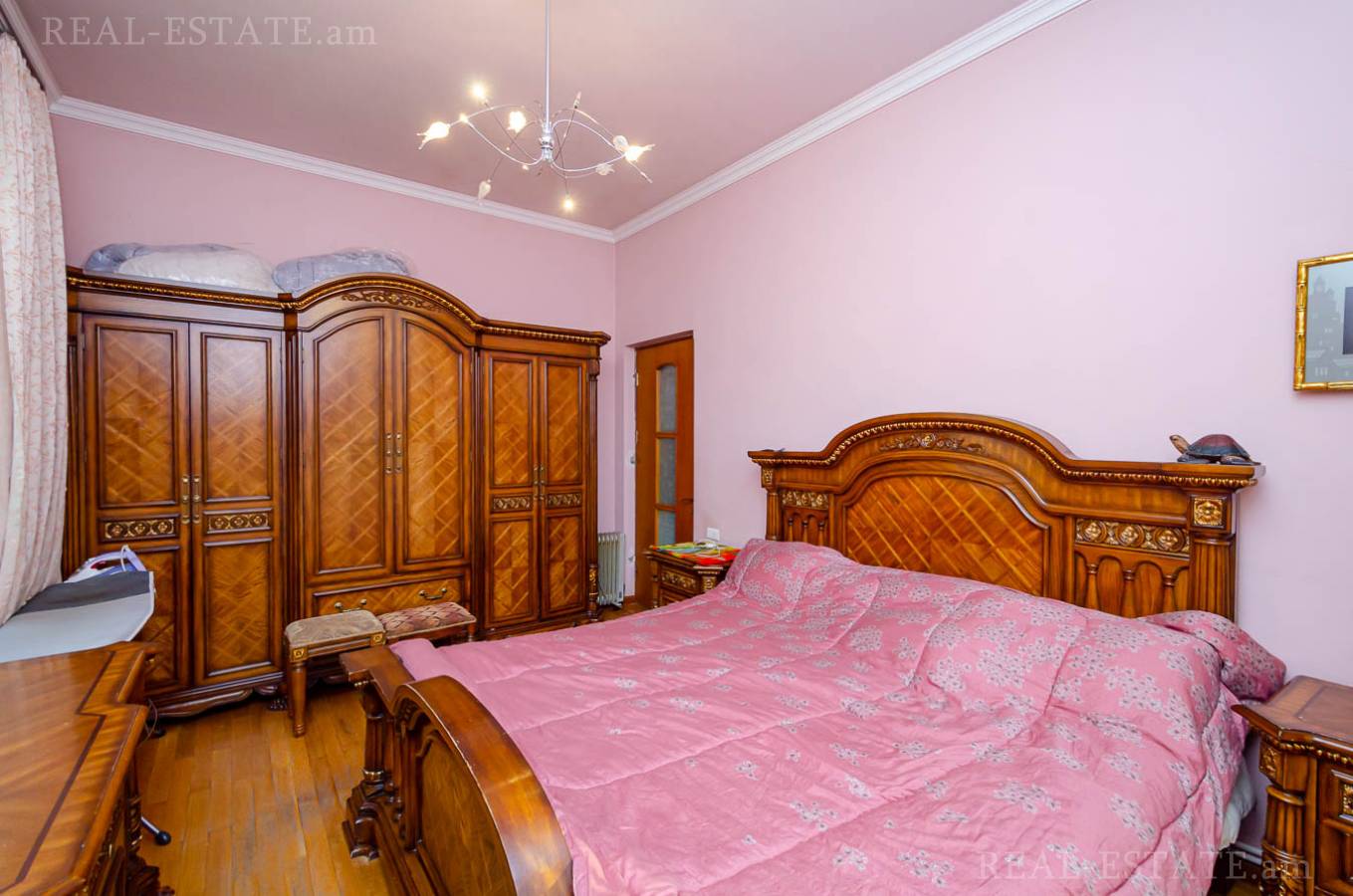 3 սենյականոց բնակարան  Մոսկովյան փող, Կենտրոն Երևան, 141099