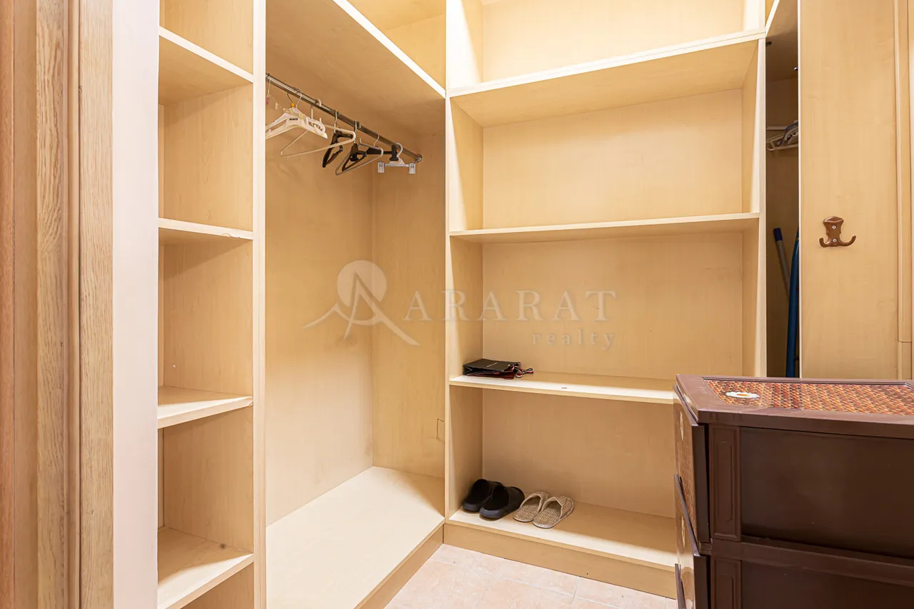 3 bedroom apartment for rent Amiryan St, Center Yerevan, 158204