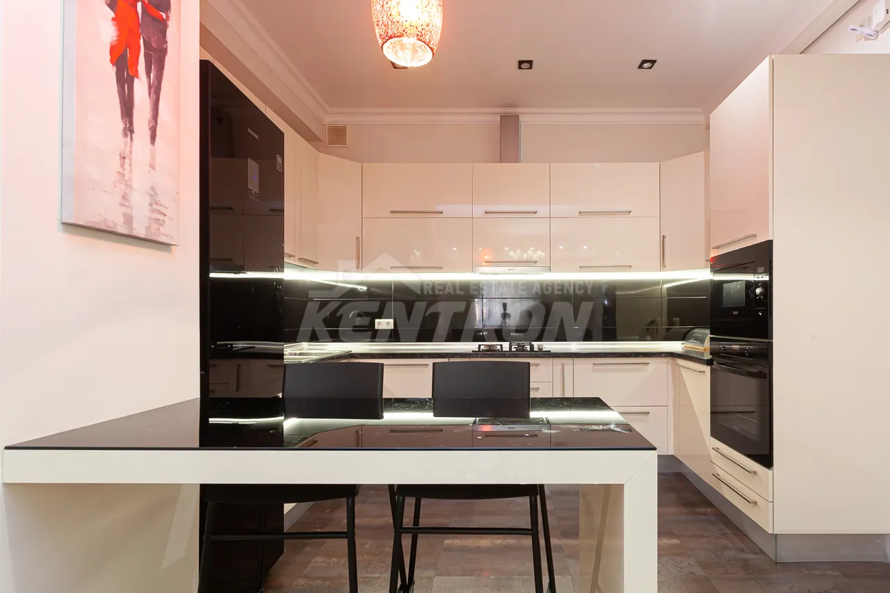 3 bedroom apartment for sale Aram St, Center Yerevan, 157330