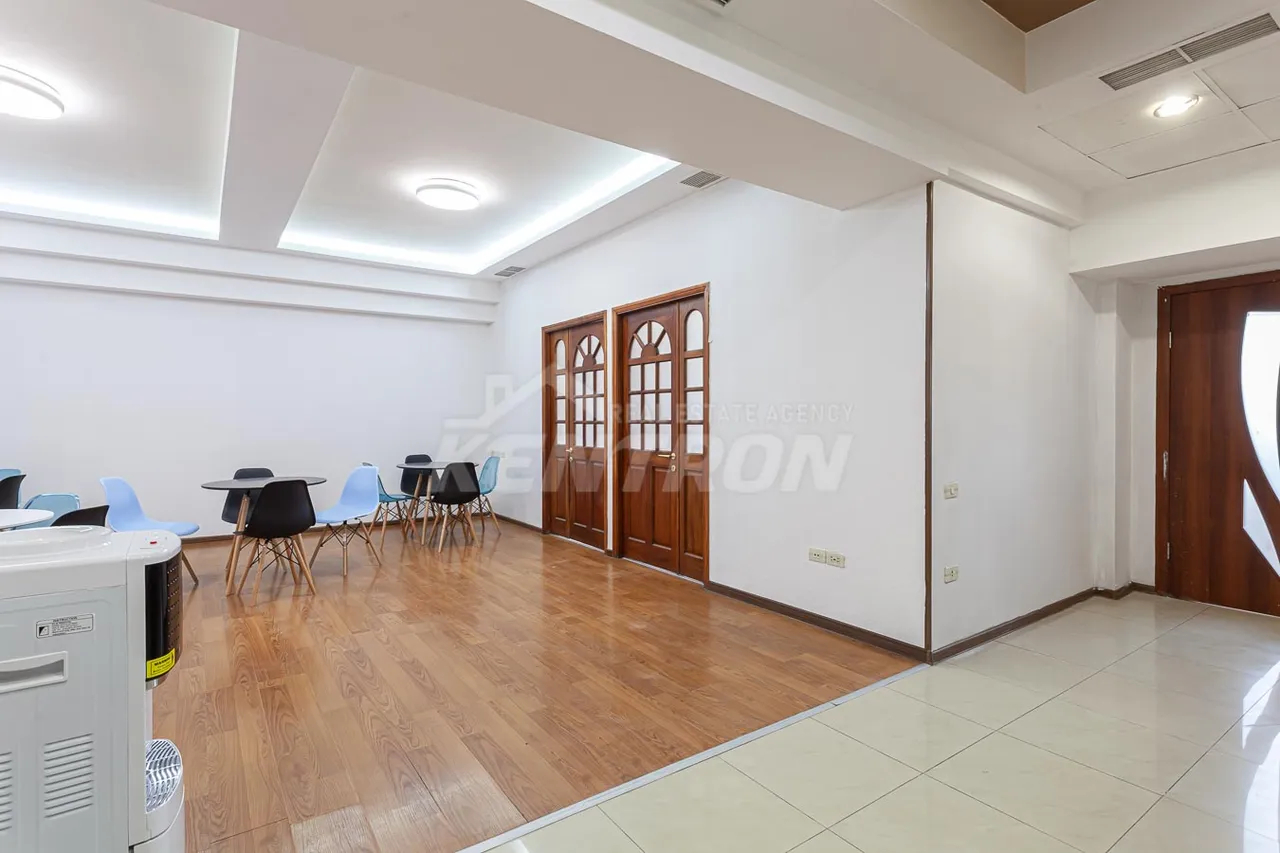 3 bedroom apartment for sale rue d'Abovyan, Center Yerevan, 157550