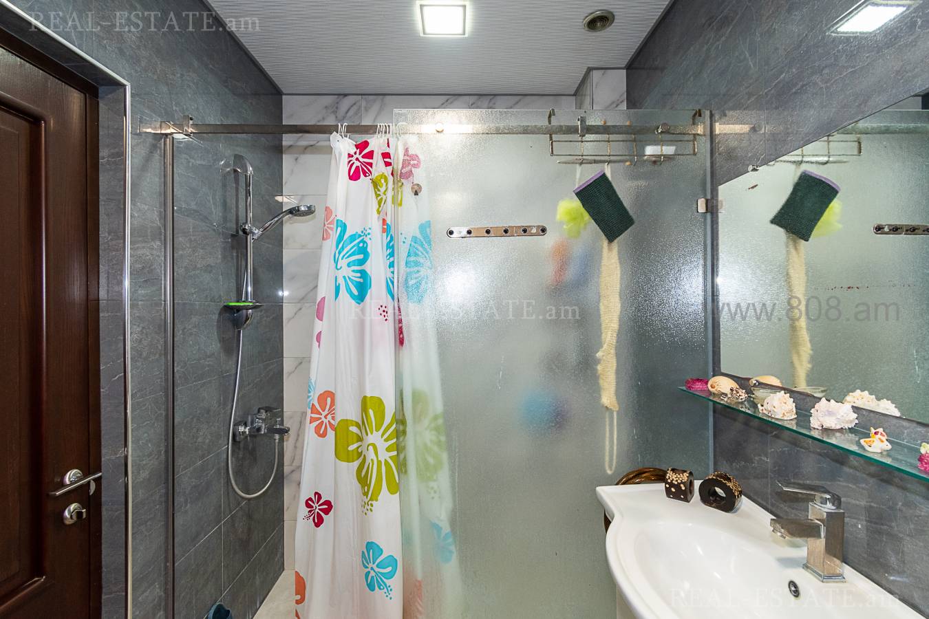 Купить 3 комнатную квартиру Орбели Ехбайрнери ул, Арабкир Ереван, 126203