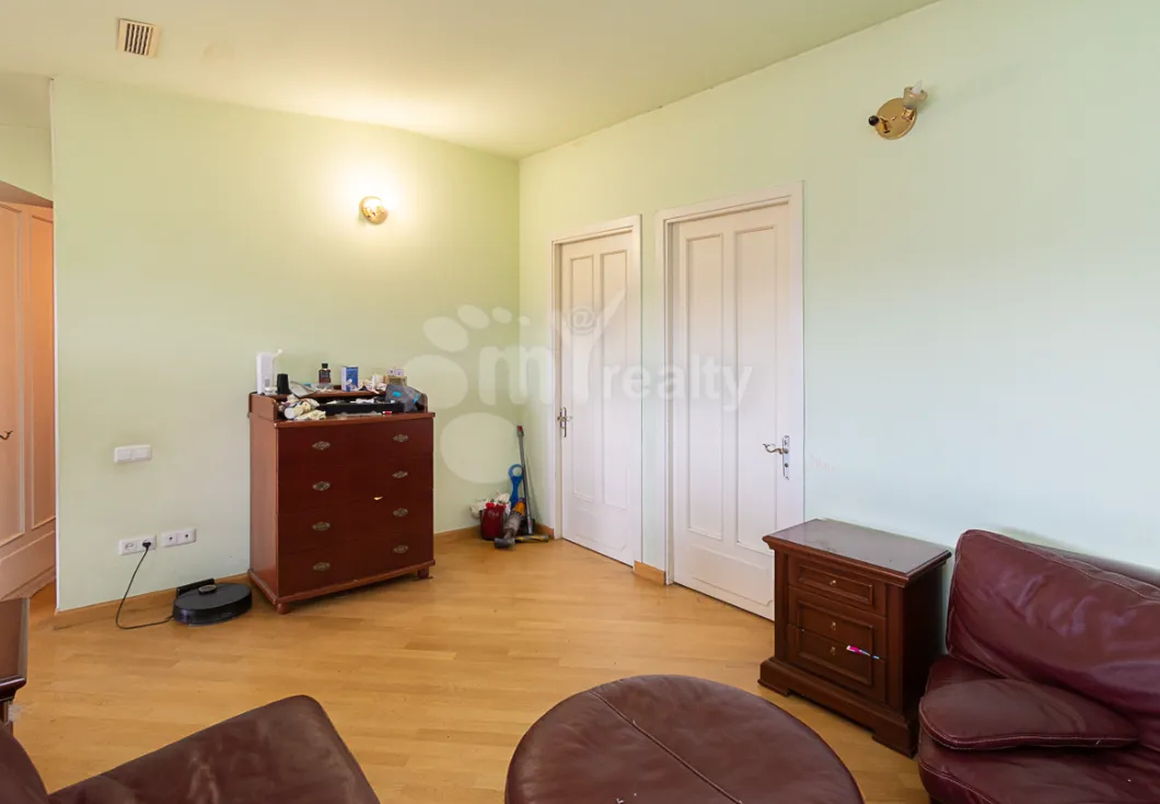 5 bedroom apartment for sale Zakyan St, Center Yerevan, 160371