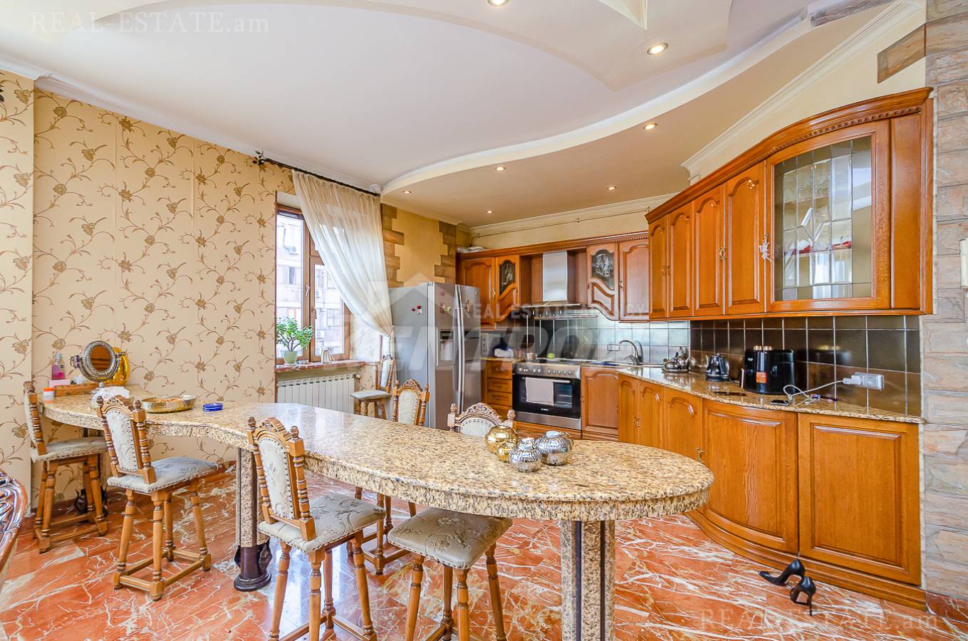 Купить 5 комнатную квартиру Мгер Мкртчян ул, Центр Ереван, 143829