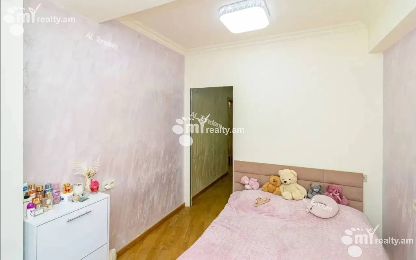 Купить 3 комнатную квартиру Нар Дос ул, Центр Ереван, 158191