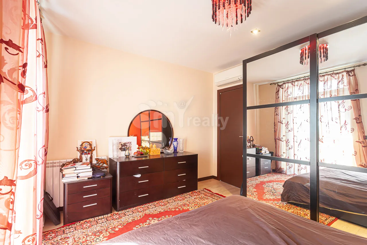 3 bedroom apartment for sale Vazgen Sargsyan St, Center Yerevan, 159356