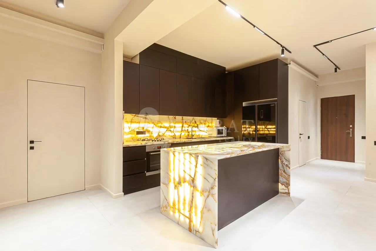 4 սենյականոց բնակարան  Նալբանդյան փող, Կենտրոն Երևան, 157673