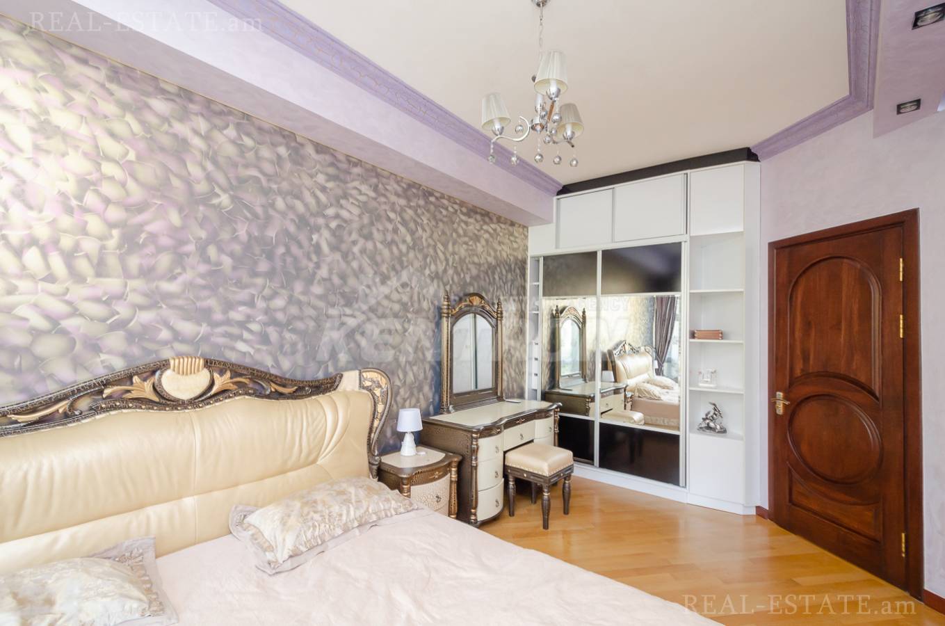 5 սենյականոց բնակարան  Հանրապետության փող, Կենտրոն Երևան, 137953