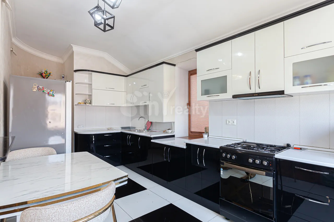 4 bedroom apartment for sale Antarayin St, Center Yerevan, 160812
