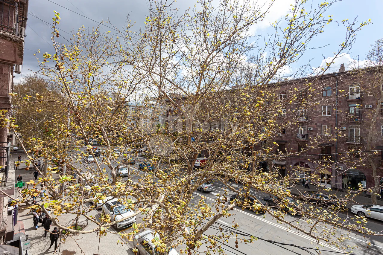 Купить 3 комнатную квартиру Маштоца пр, Центр Ереван, 160249