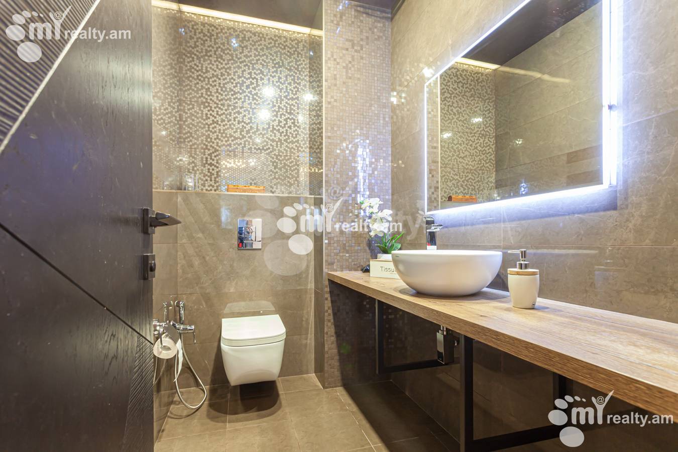 Купить 5 комнатную квартиру Вардананц ул, Центр Ереван, 152171