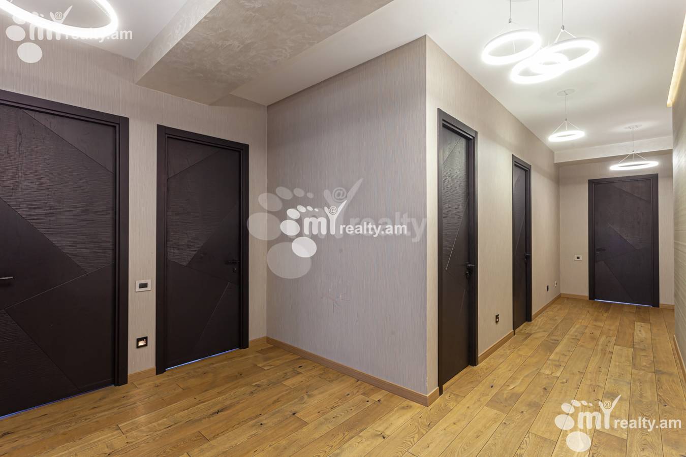 Купить 5 комнатную квартиру Вардананц ул, Центр Ереван, 152171