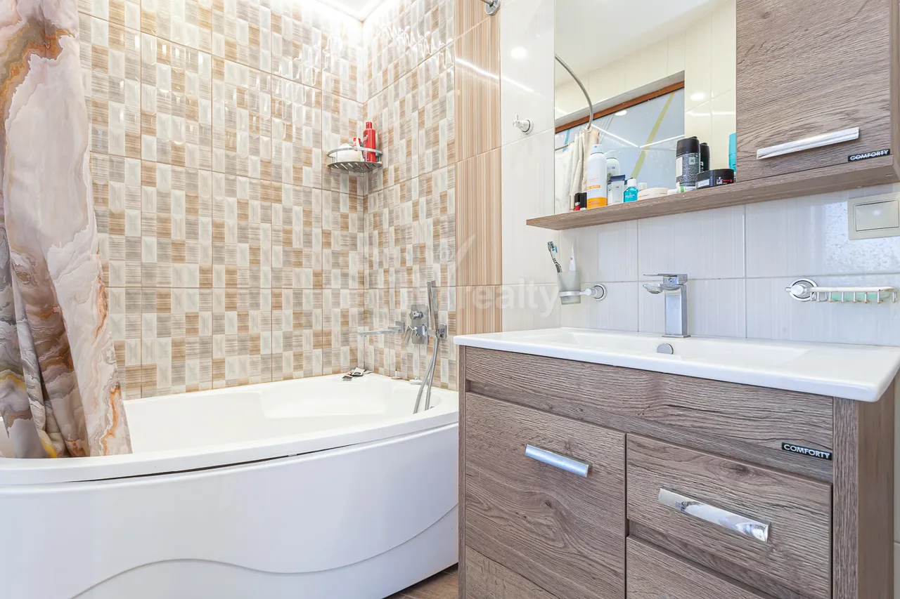 2 սենյականոց բնակարան  Խորենացու փող, Կենտրոն Երևան, 159945