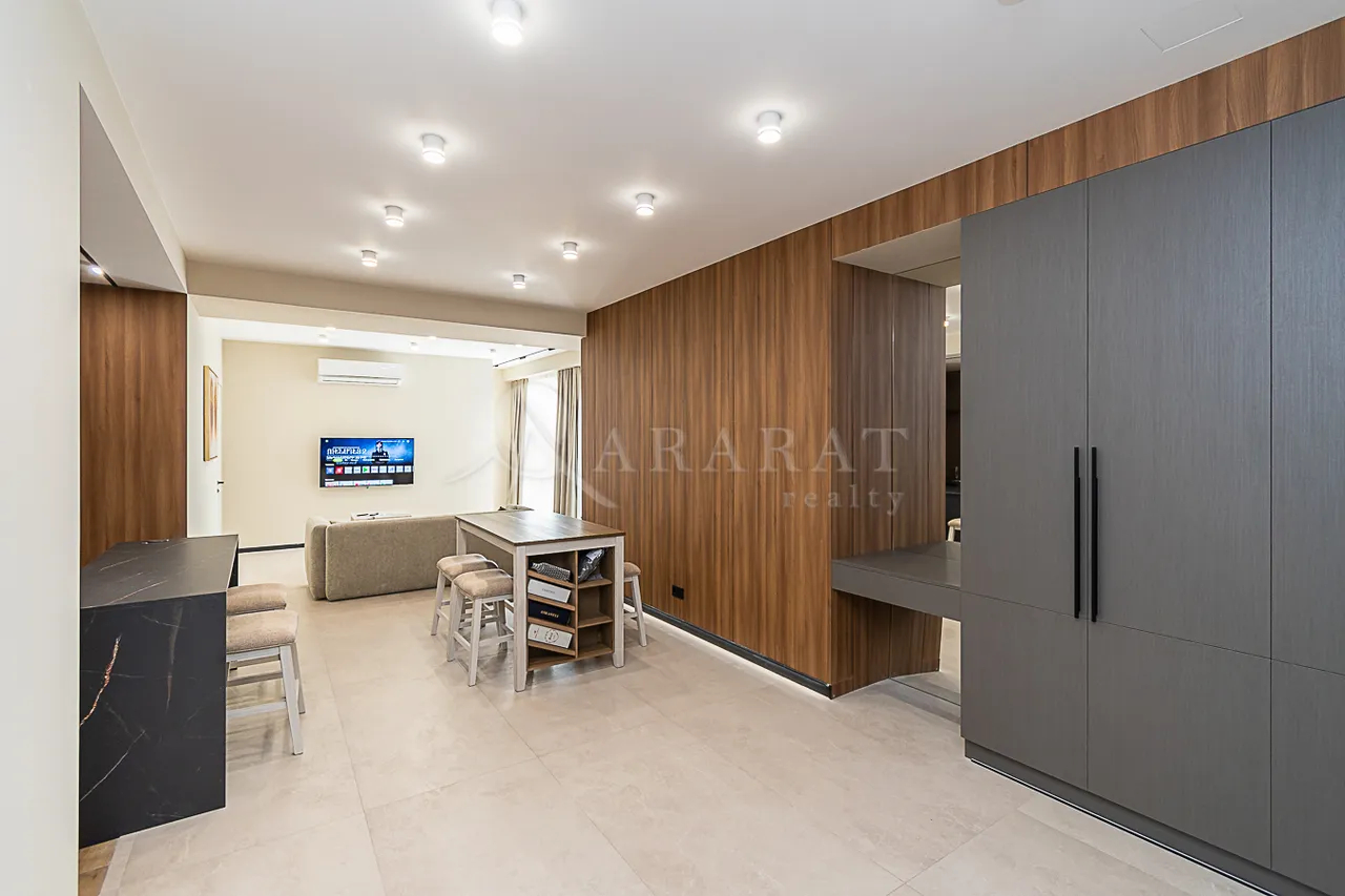 3 bedroom apartment for sale Amiryan St, Center Yerevan, 161931