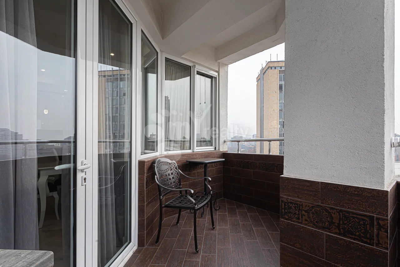 4 bedroom apartment for sale Frik St, Center Yerevan, 157947