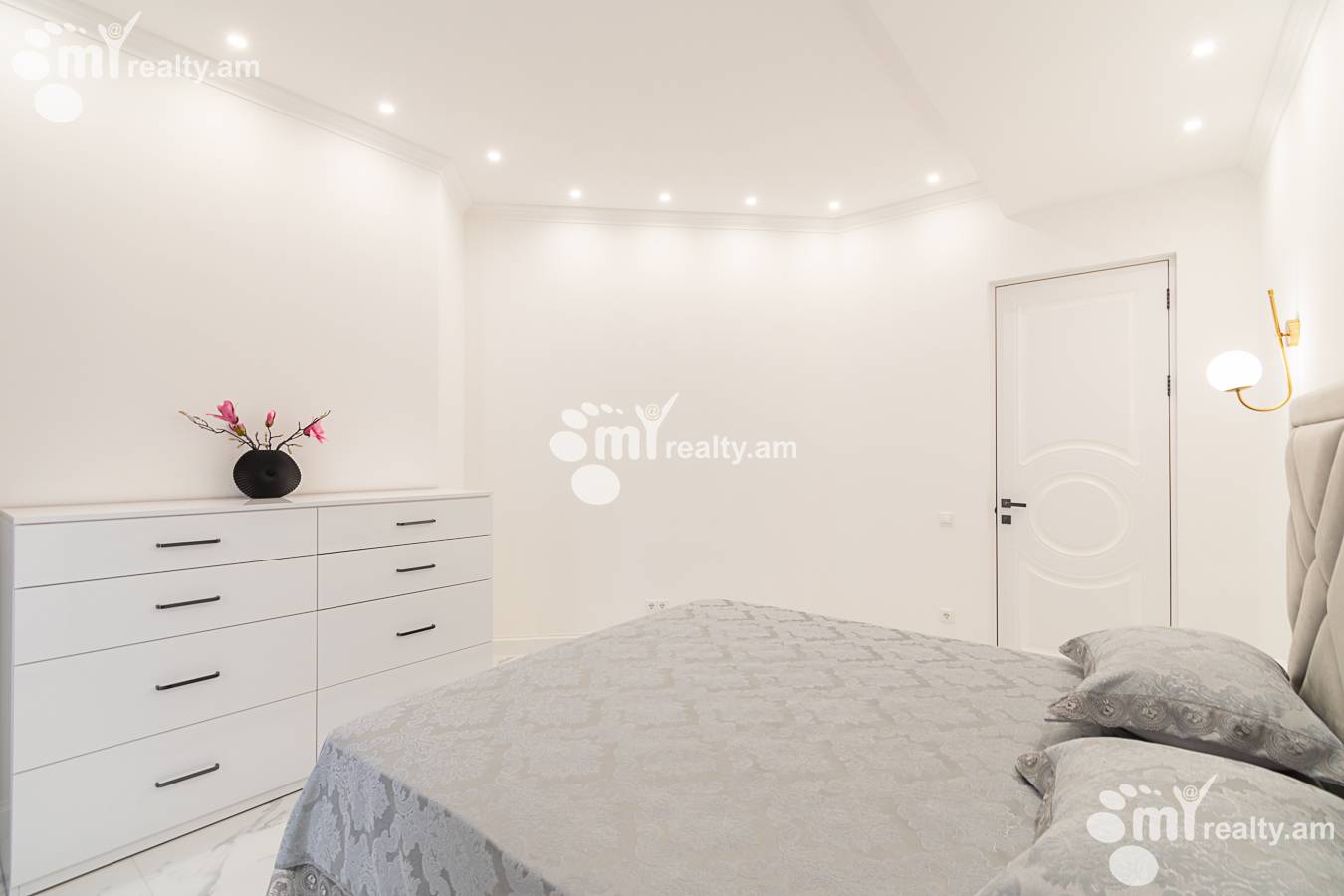 Купить 5 комнатную квартиру Сасна Црер ул., Давташен Ереван, 143122