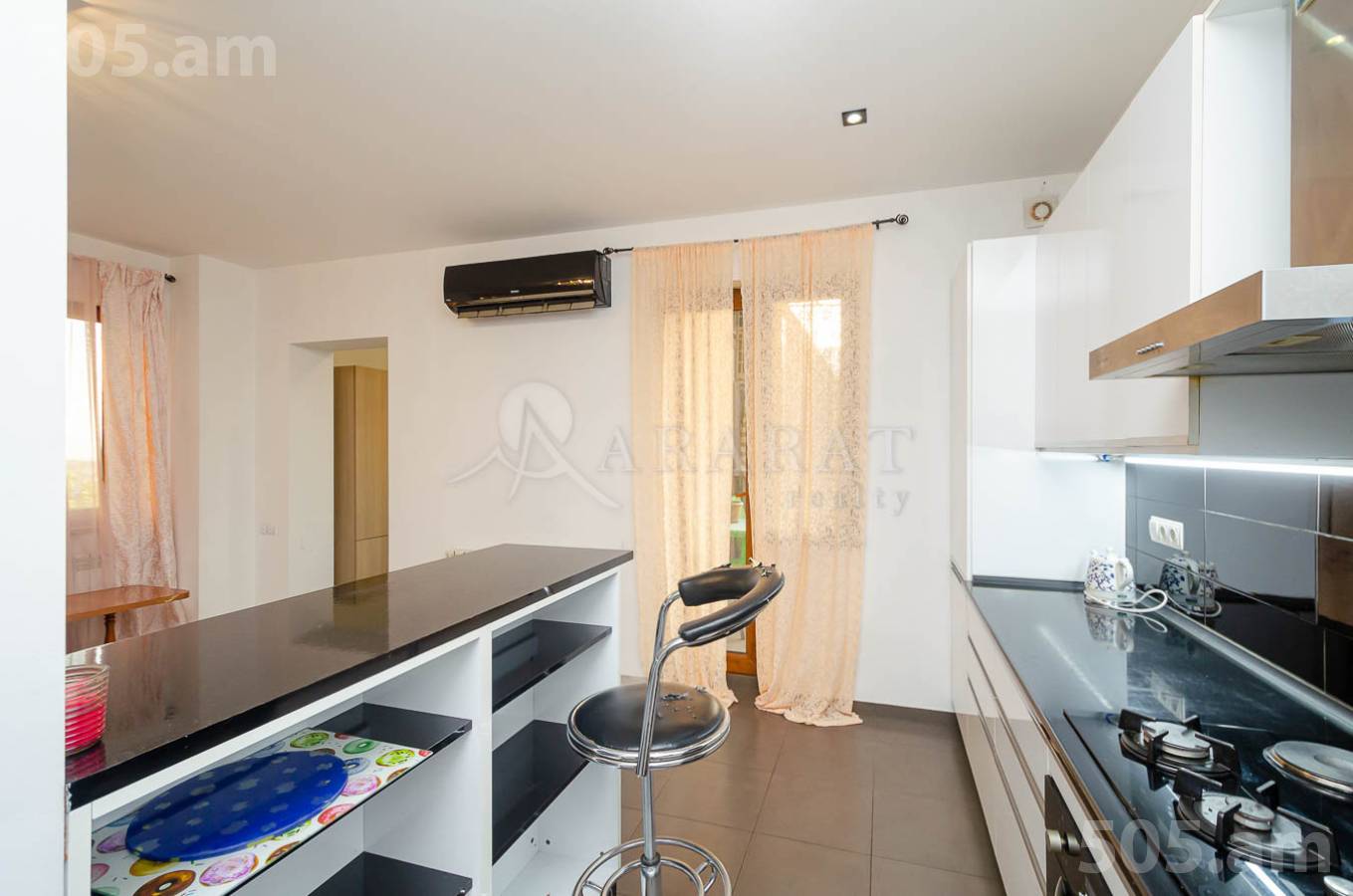 Купить 3 комнатную квартиру Брюсов ул, Центр Ереван, 151940