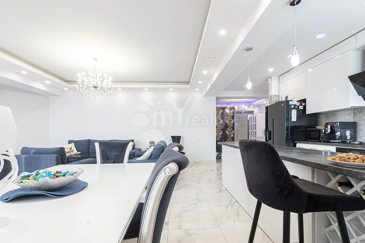 4 bedroom apartment for sale Frik St, Center Yerevan, 157947